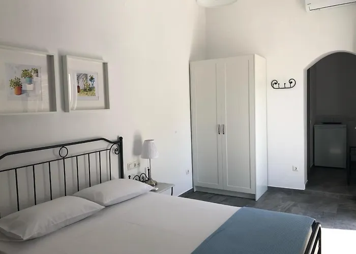 Petra & Fos Studios And Rooms
